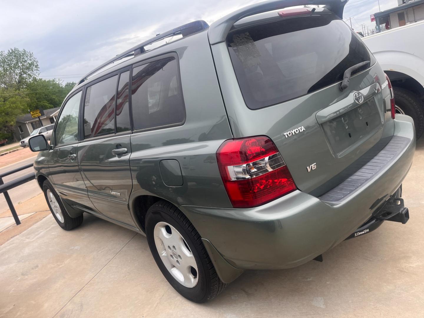 2007 GREEN Toyota Highlander V6 2WD with 3rd-Row Seat (JTEDP21A370) with an 3.3L V6 DOHC 24V engine, 5-Speed Automatic Overdrive transmission, located at 8101 E. Skelly Dr., Tulsa, OK, 74129, (918) 592-3593, 36.121891, -95.888802 - Photo#2
